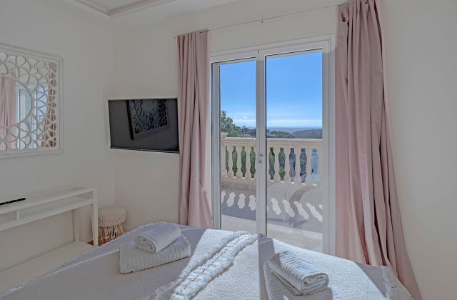 Schlafzimmer mit Blick zur Bucht